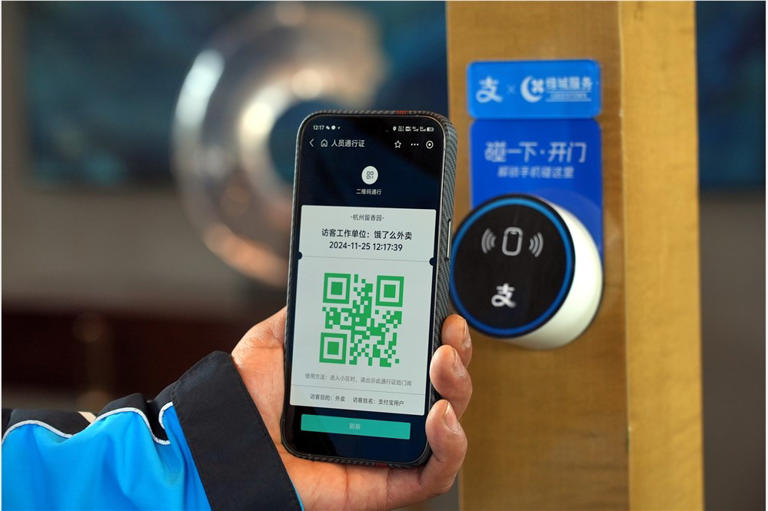 支付宝“碰一下”新科技,3秒开门送餐无忧!