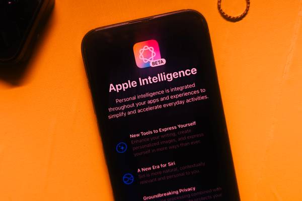 苹果AI大计遇阻，iOS 19多项功能延期至2026年，Apple Intelligence能否逆袭？