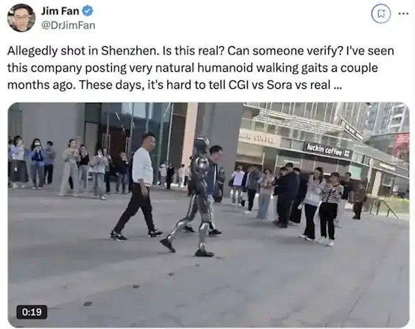 深圳街头惊现“未来使者”！国产SE01机器人漫步视频海外圈粉无数