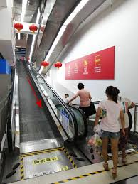 惊爆！沃尔玛超市电梯里究竟能不能走？速来一探究竟！